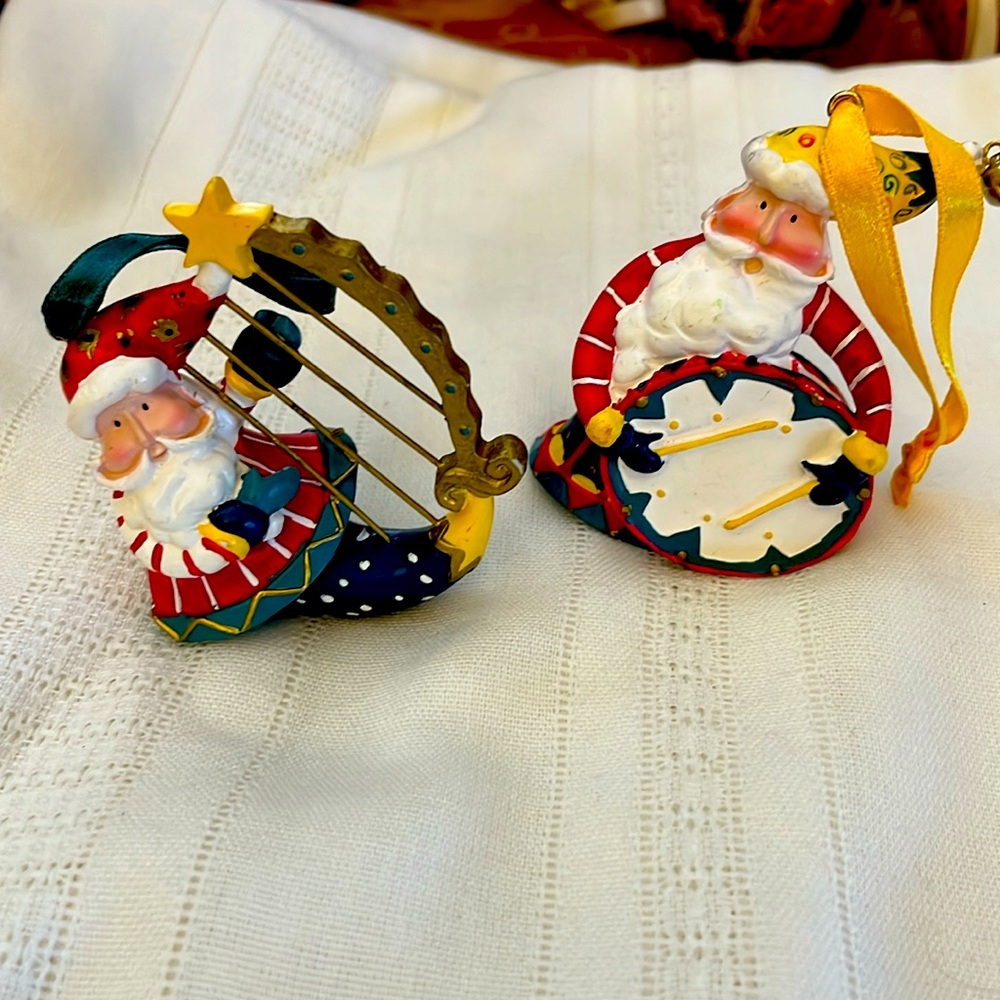 Two Santa holding musical instruments ornaments